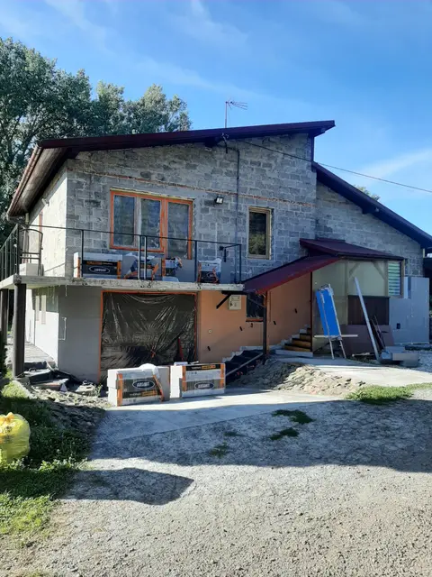 Rozpoczęta termomodernizacja budynku w Proszówkach , wymiana okien i drzwi , docieplenie budynku i wymiana kotła na pelletowy