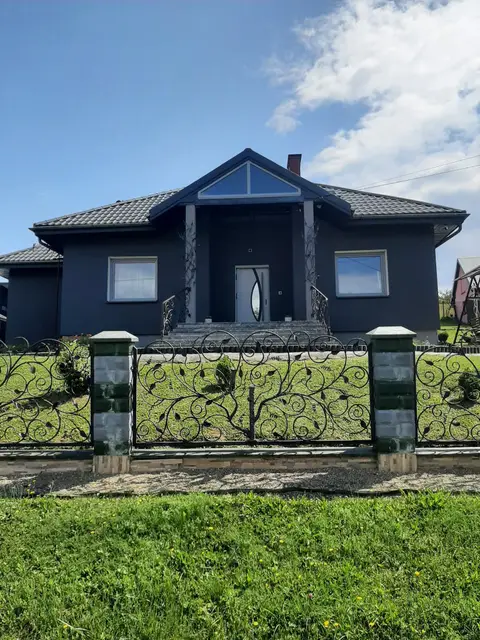 Zrealizowana kolejna modernizacja w gminie Uście Gorlickie , wymiana okien i drzwi, docieplenie budynku