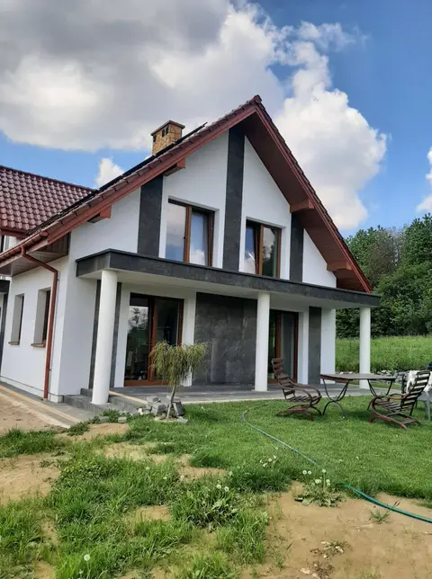 Zakończona modernizacja domu w gminie Porąbka Uszewska - Okna Kommerling , docieplenie Atlas
