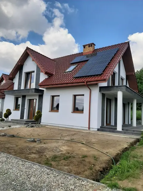 Zakończona modernizacja domu w gminie Porąbka Uszewska - Okna Kommerling , docieplenie Atlas