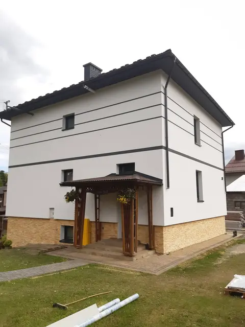 Realizacja Econord - gotowa elewacja domu z nowym tynkiem i dociepleniem (44)