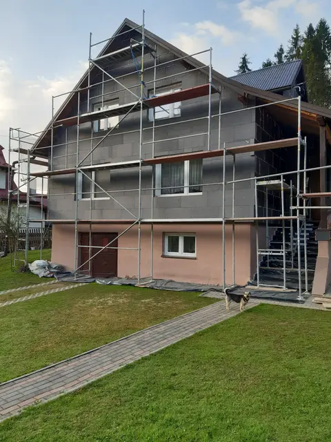 Realizacja Econord - elewacja domu jednorodzinnego po termomodernizacji (49)